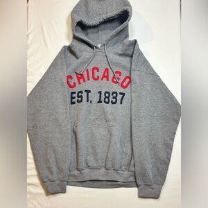 Gildan L men’s hoodie—soft fleece blend, warm and durable. Classic Chicago print